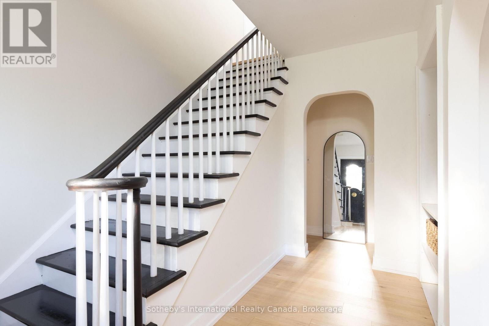 27 ARCADE CRESCENT