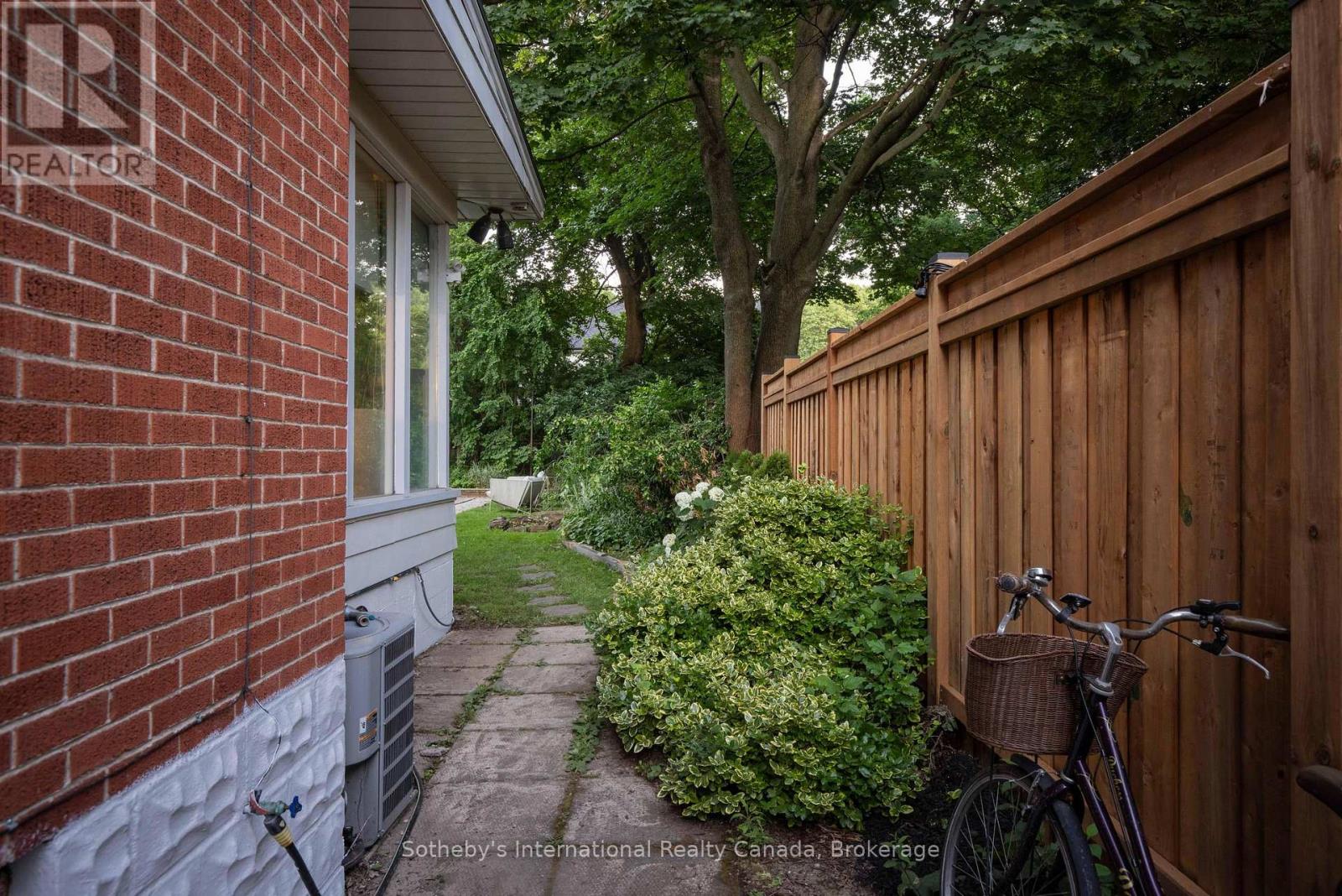 27 ARCADE CRESCENT