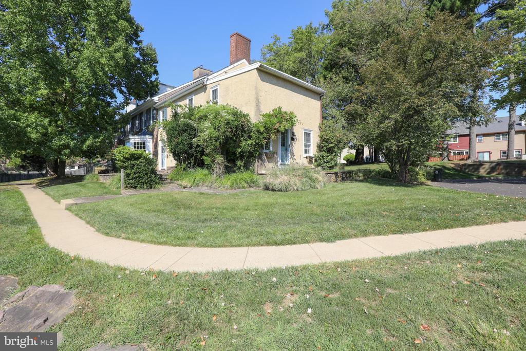 11 WINTERSET COURT