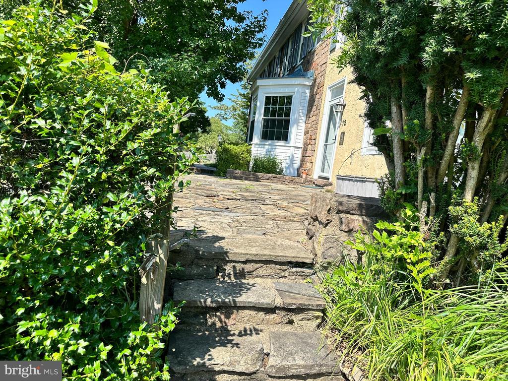 11 WINTERSET COURT