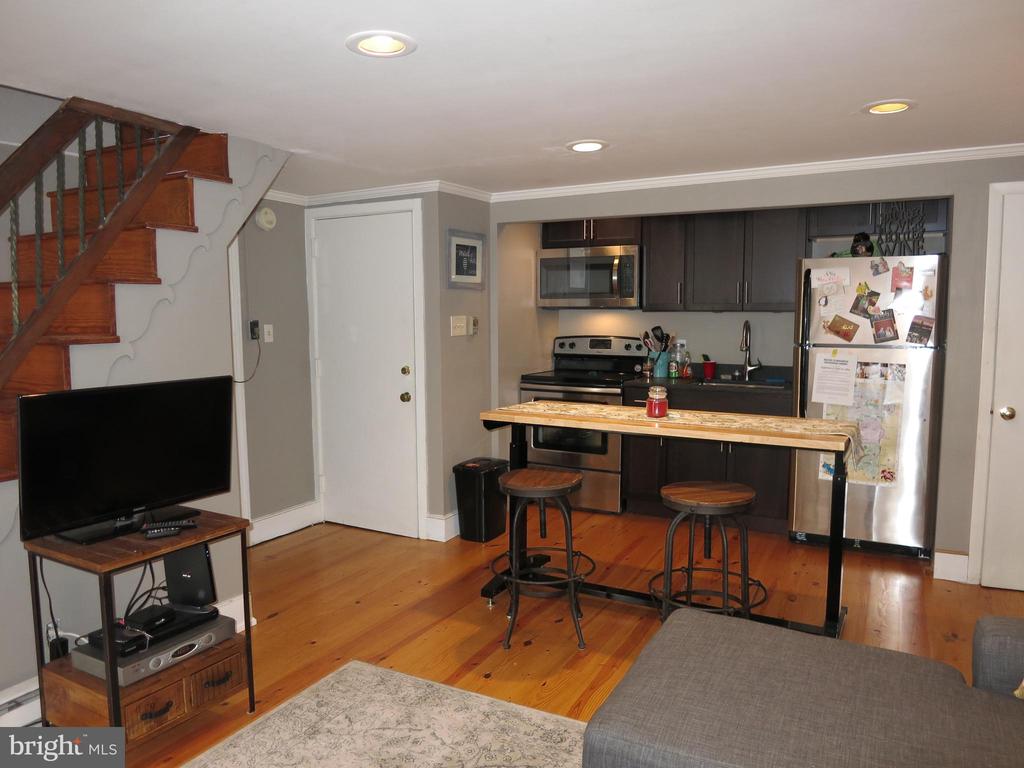 90 W COURT