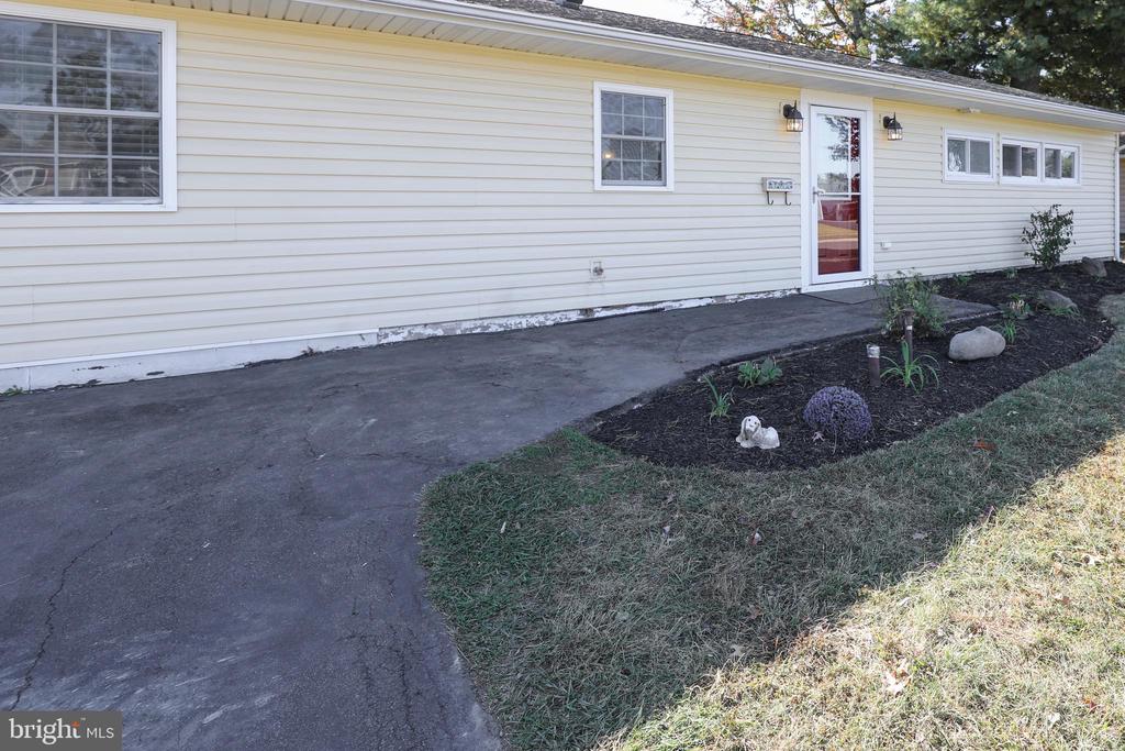 30 EMERALD LANE