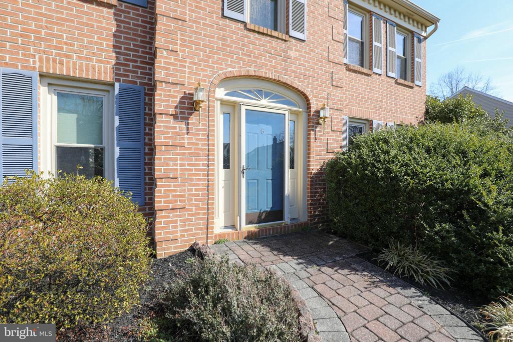 6 BUTTERCUP LANE