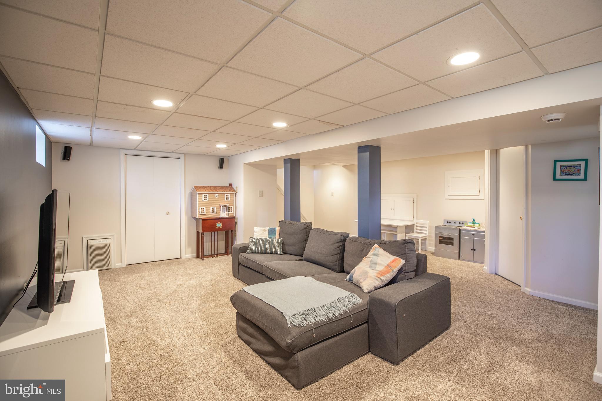 261 N TAMENEND AVENUE