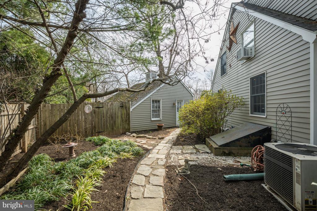 305 LINDEN AVENUE