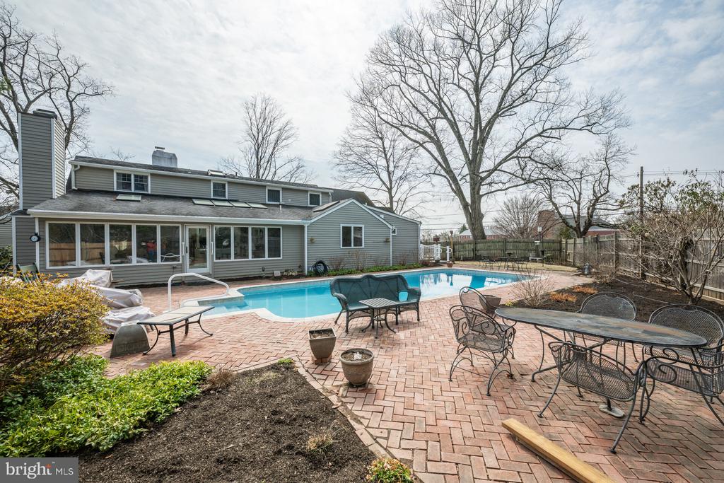 305 LINDEN AVENUE
