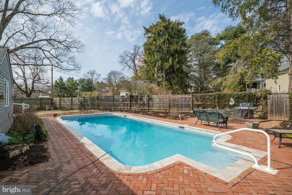 305 LINDEN AVENUE