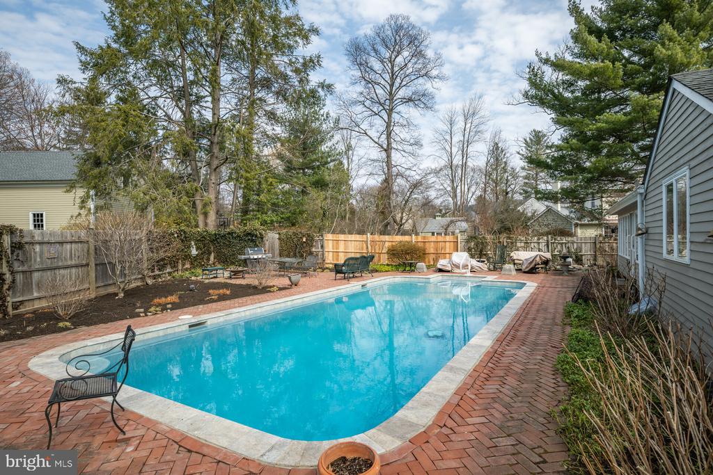 305 LINDEN AVENUE