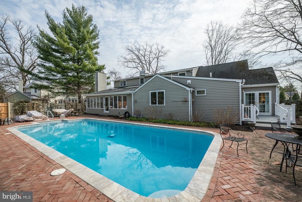 305 LINDEN AVENUE