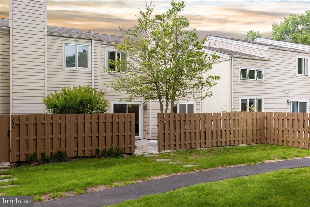 221 HASTINGS COURT