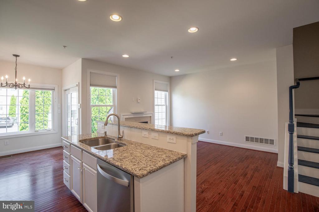 3048 E DORCHESTER STREET 85
