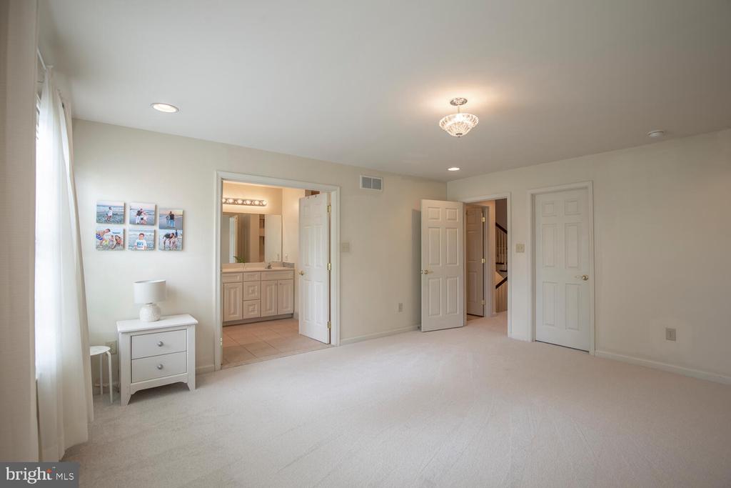 425 ELM CIRCLE