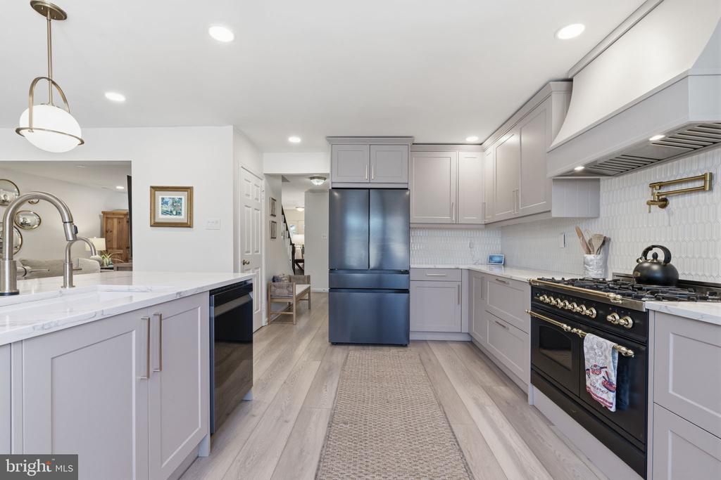 1560 HUMMINGBIRD COURT