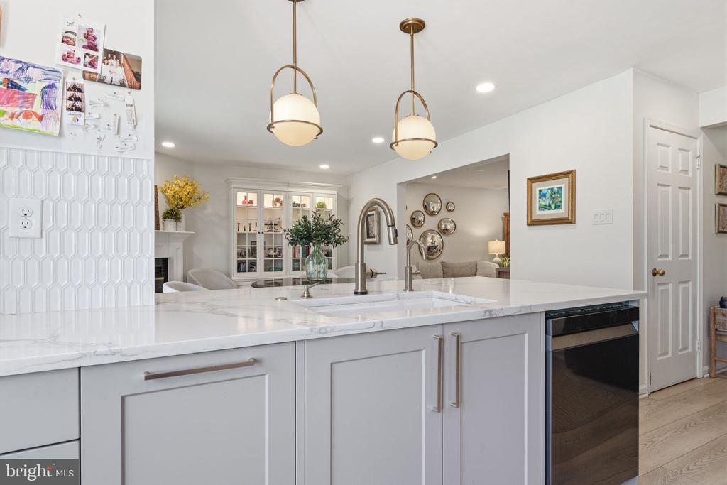 1560 HUMMINGBIRD COURT
