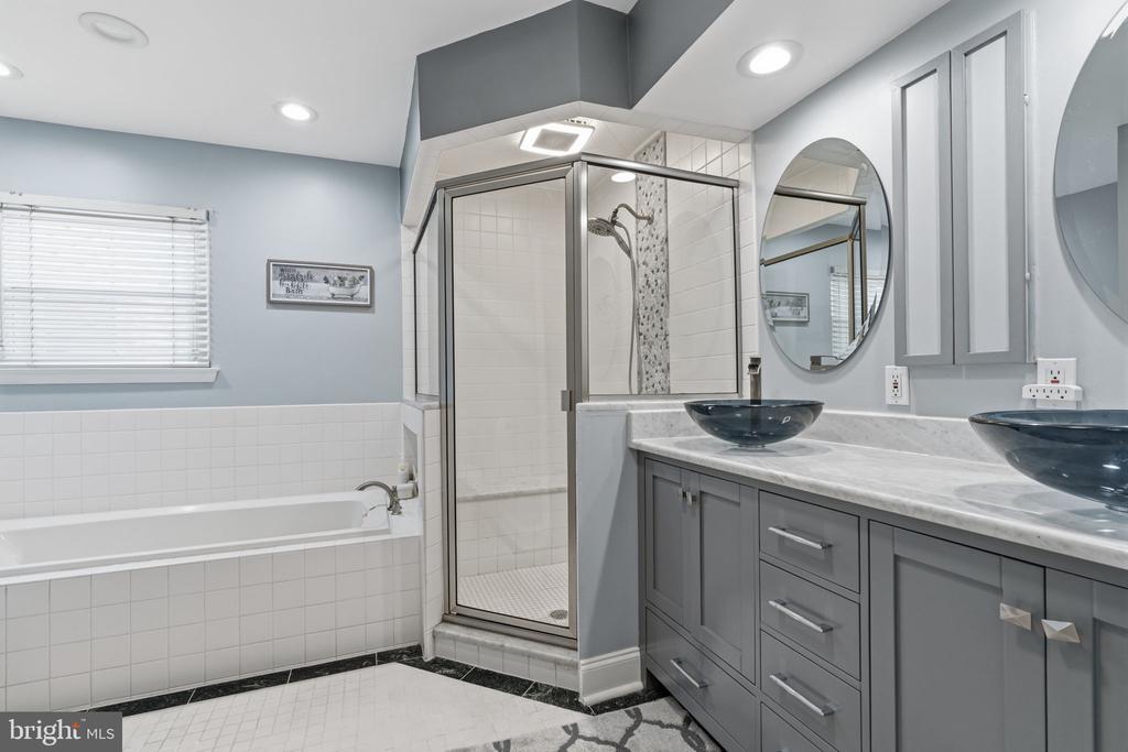1560 HUMMINGBIRD COURT