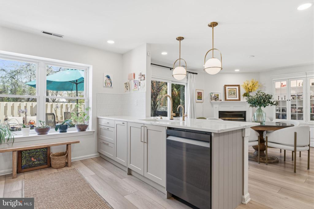1560 HUMMINGBIRD COURT