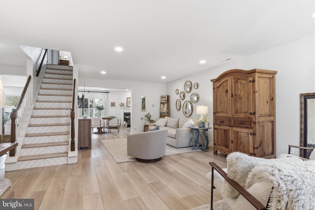 1560 HUMMINGBIRD COURT