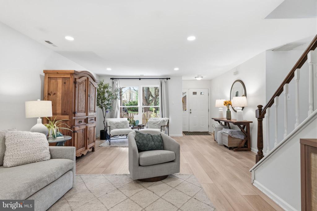 1560 HUMMINGBIRD COURT