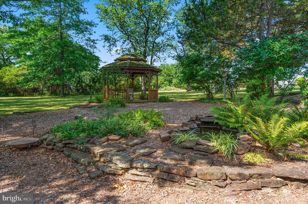 330 HILLTOWN PIKE