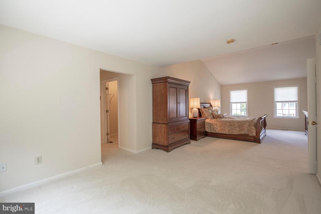 412 PARKVIEW CIRCLE