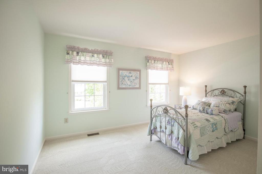 412 PARKVIEW CIRCLE