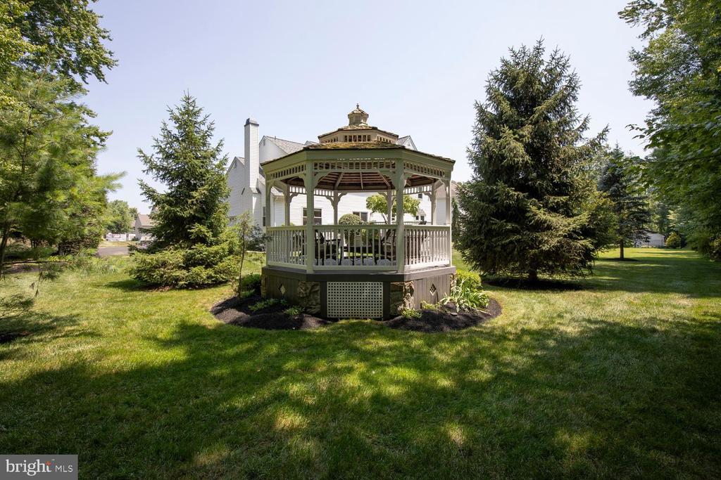 412 PARKVIEW CIRCLE