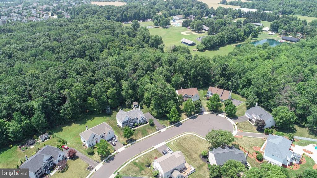 412 PARKVIEW CIRCLE