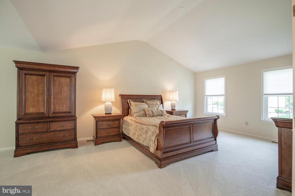 412 PARKVIEW CIRCLE