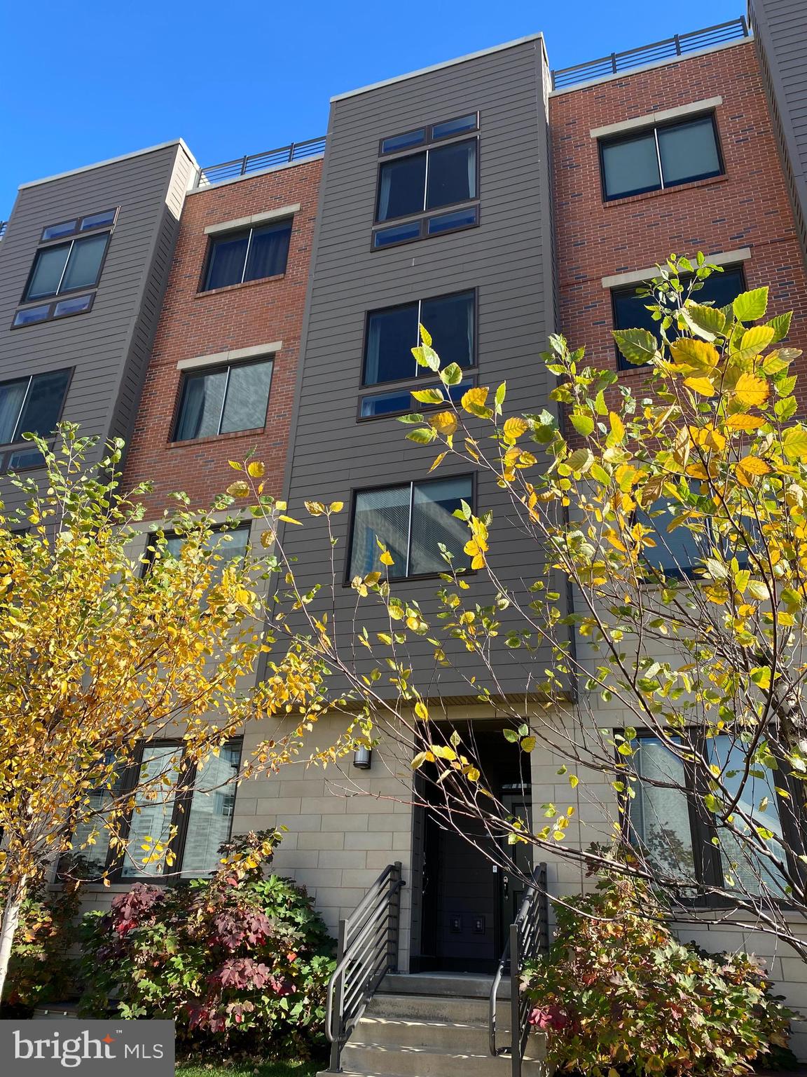 1011 LAKEVIEW COURT 52 LOWER