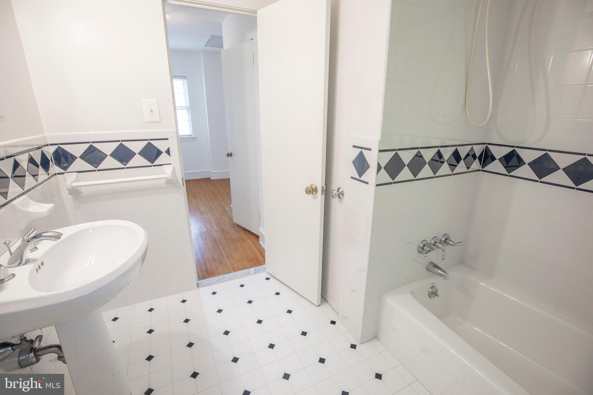 7603 WOODLAWN AVENUE