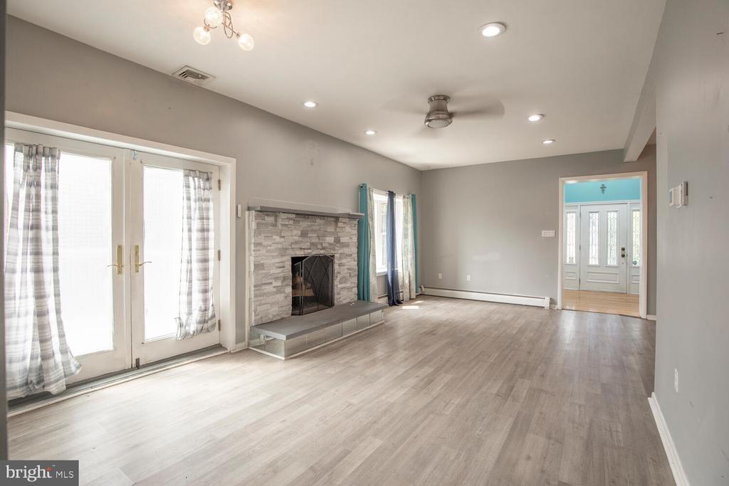 214 CROOKED LANE