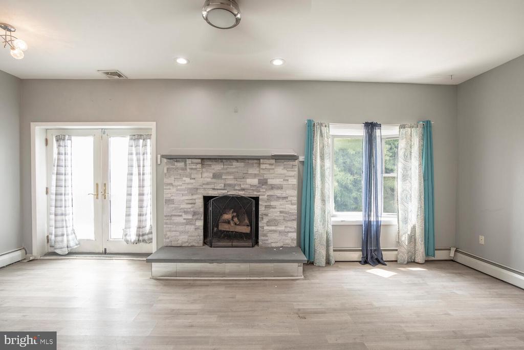 214 CROOKED LANE