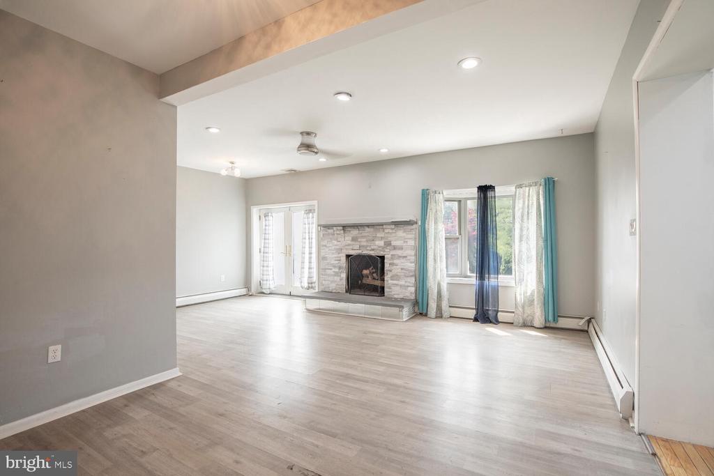 214 CROOKED LANE