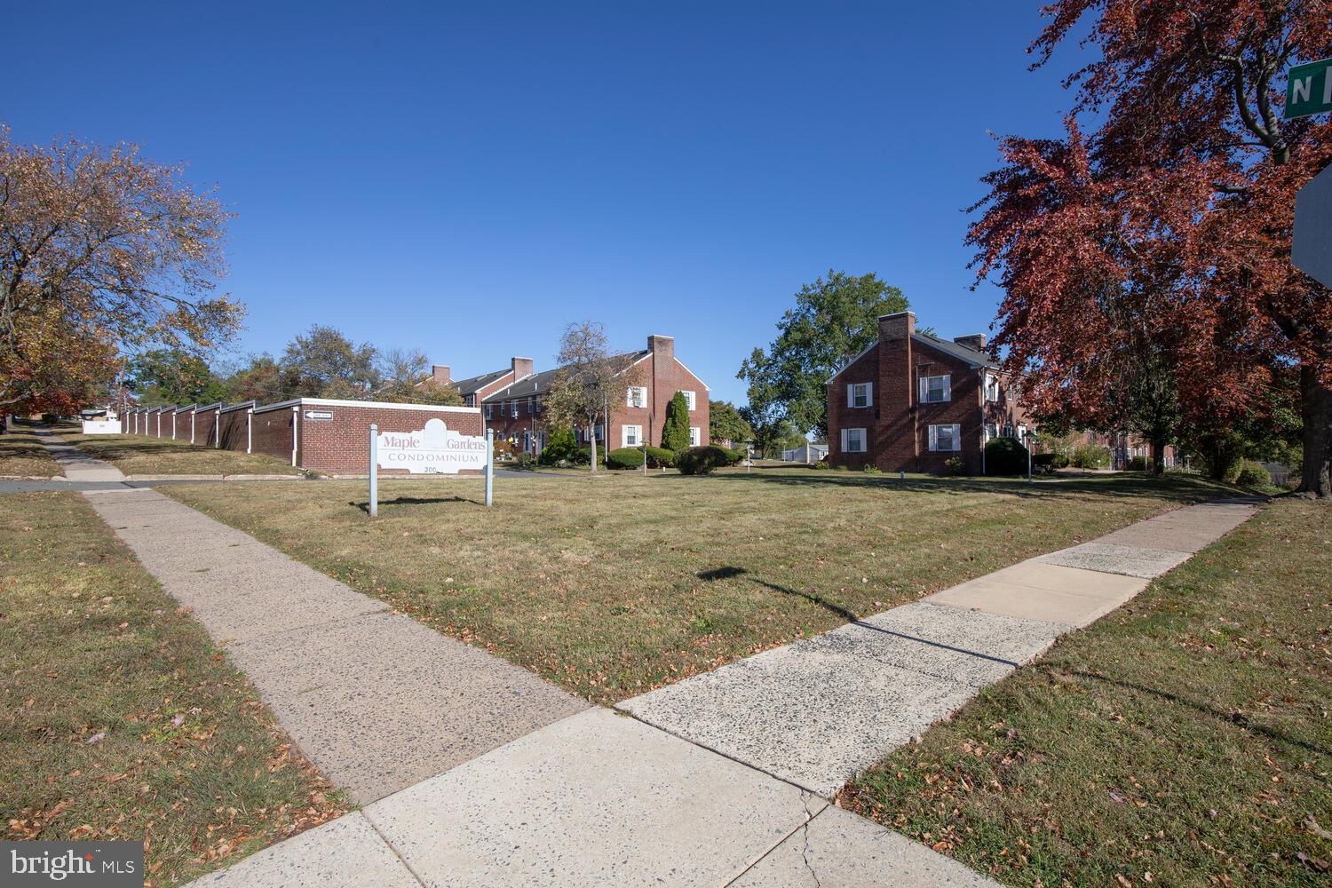 200 MAPLEWOOD DRIVE CONDO 4