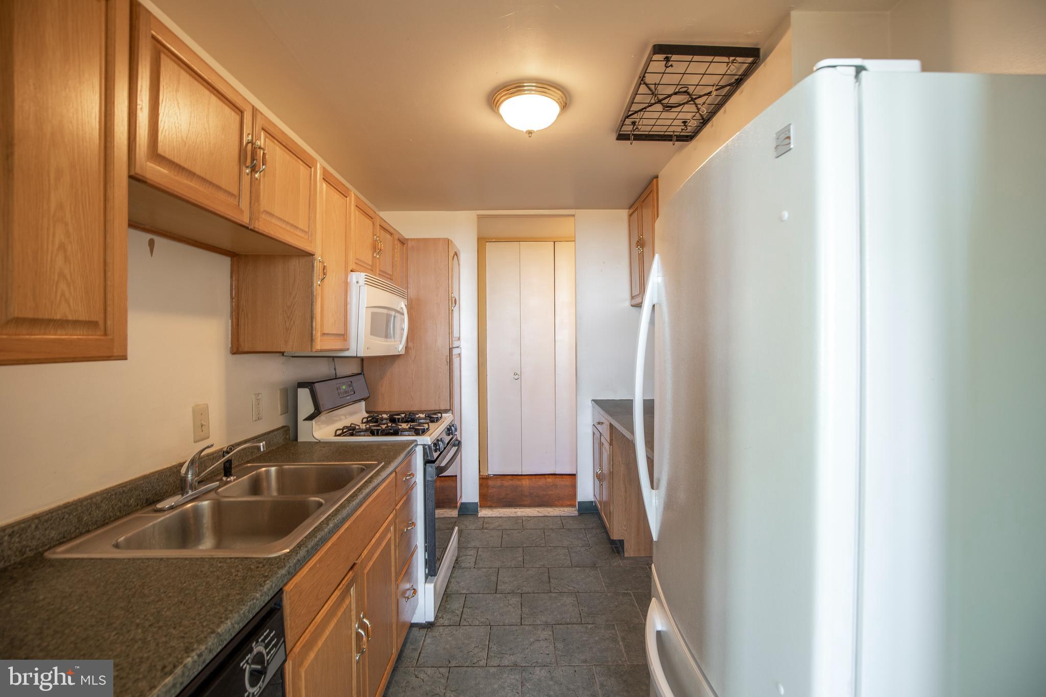 3600 CONSHOHOCKEN AVENUE 1806