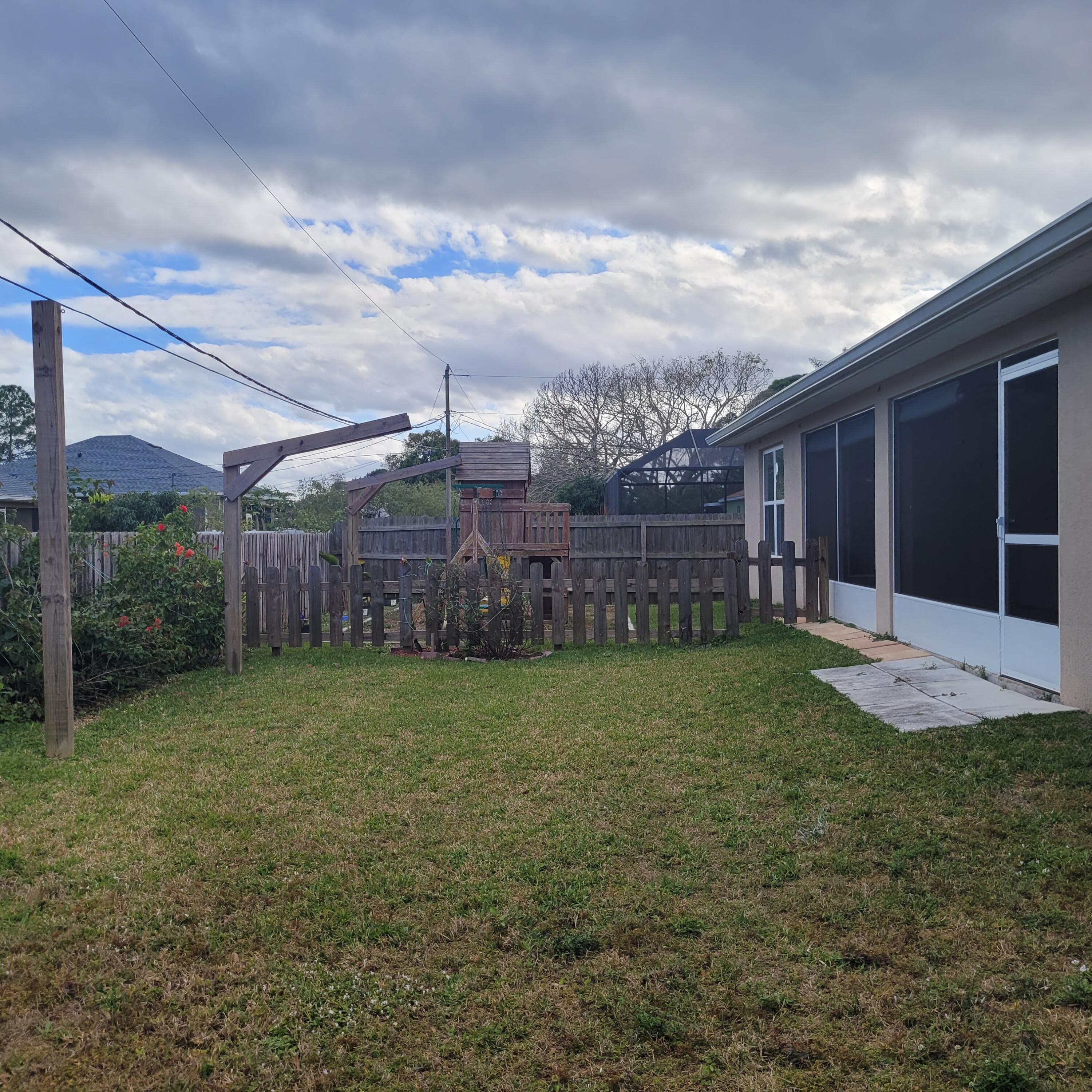 737 Atlantis Road SE