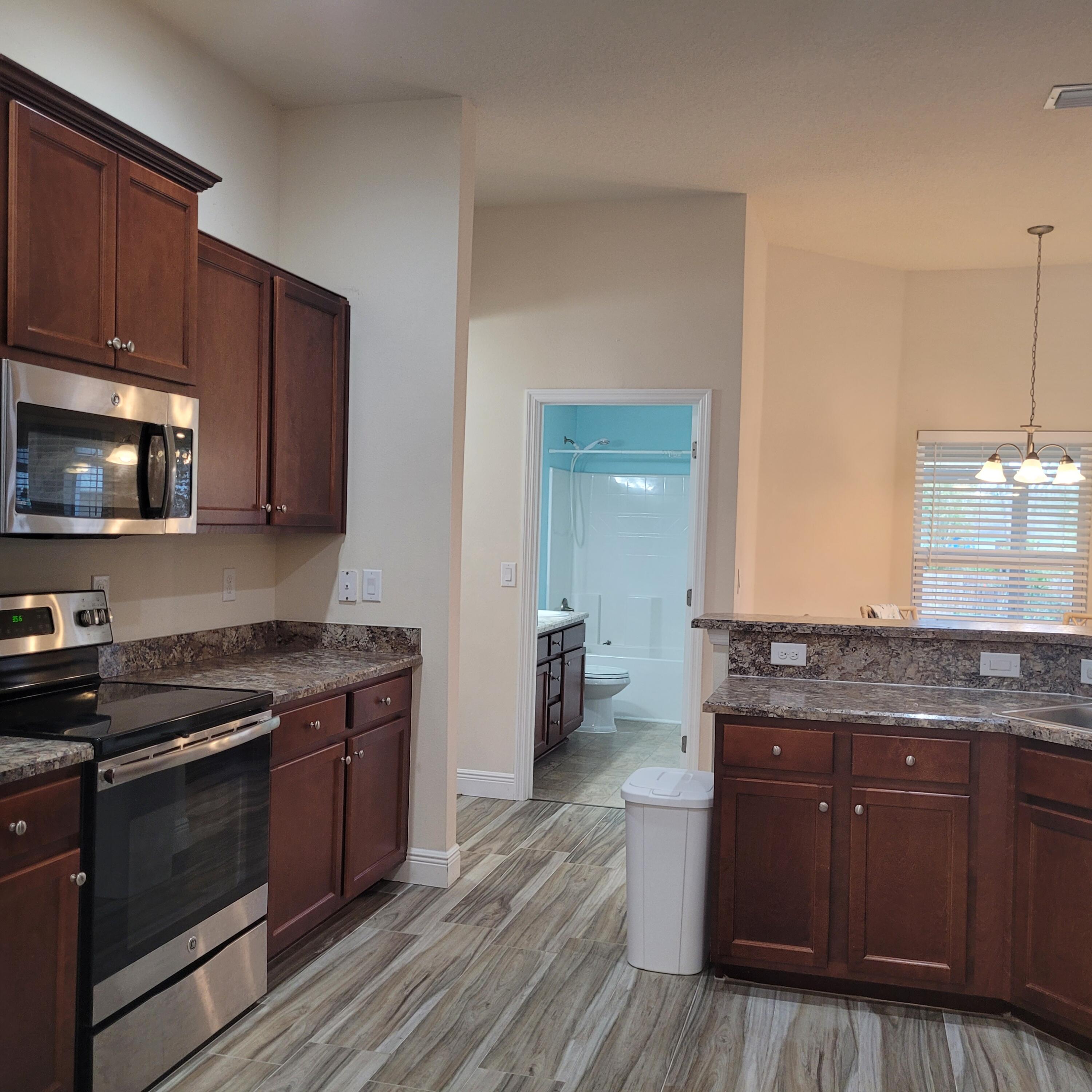 737 Atlantis Road SE