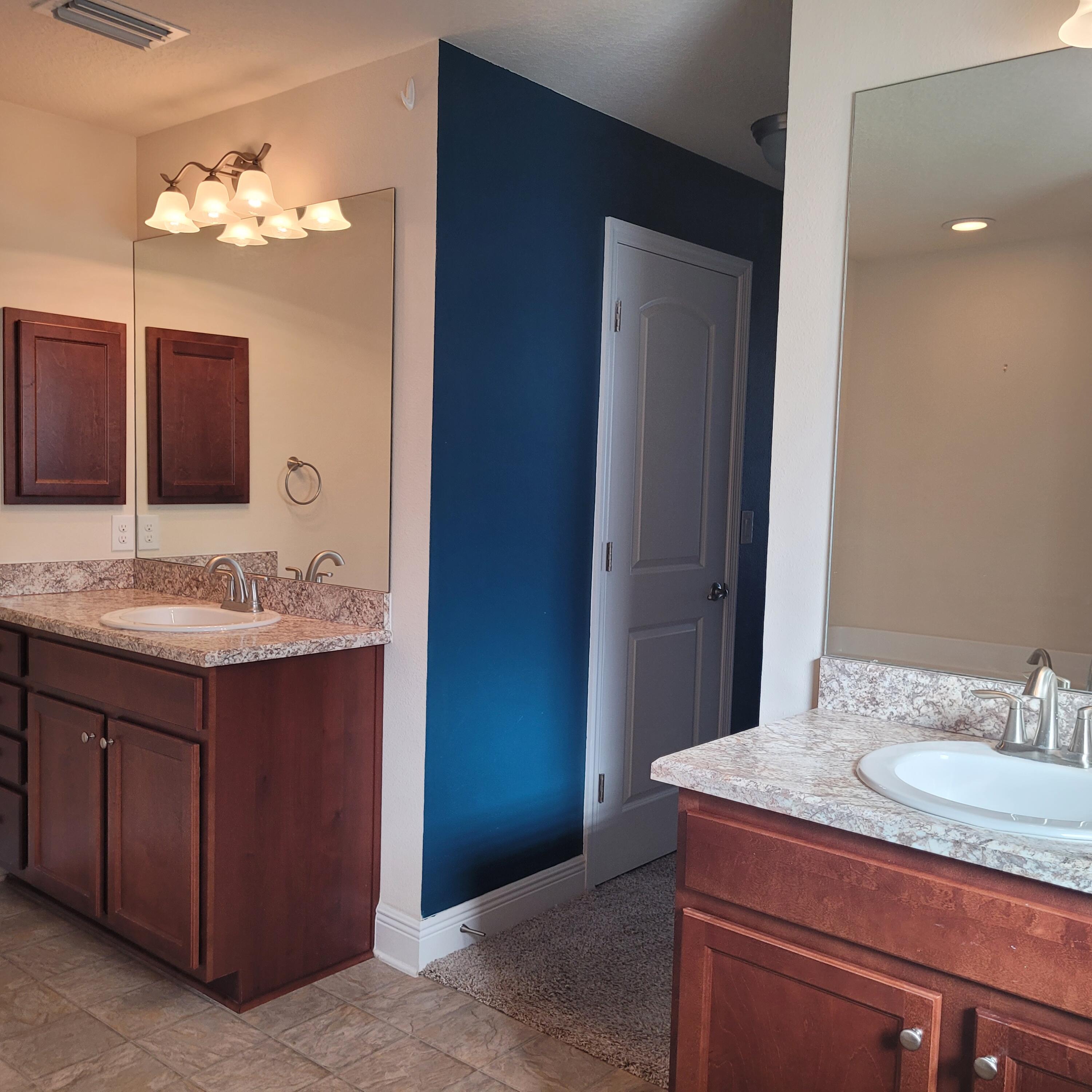 737 Atlantis Road SE