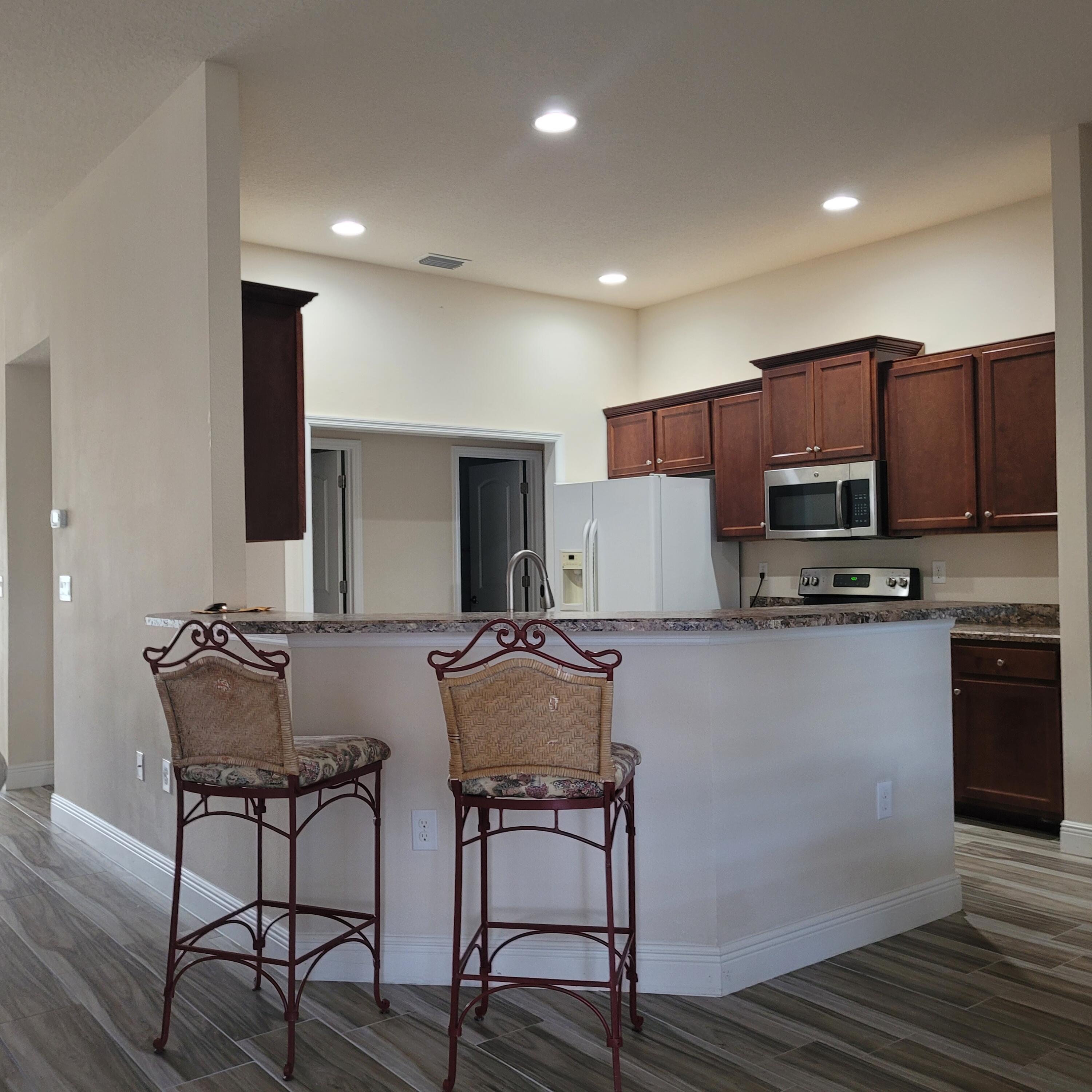 737 Atlantis Road SE