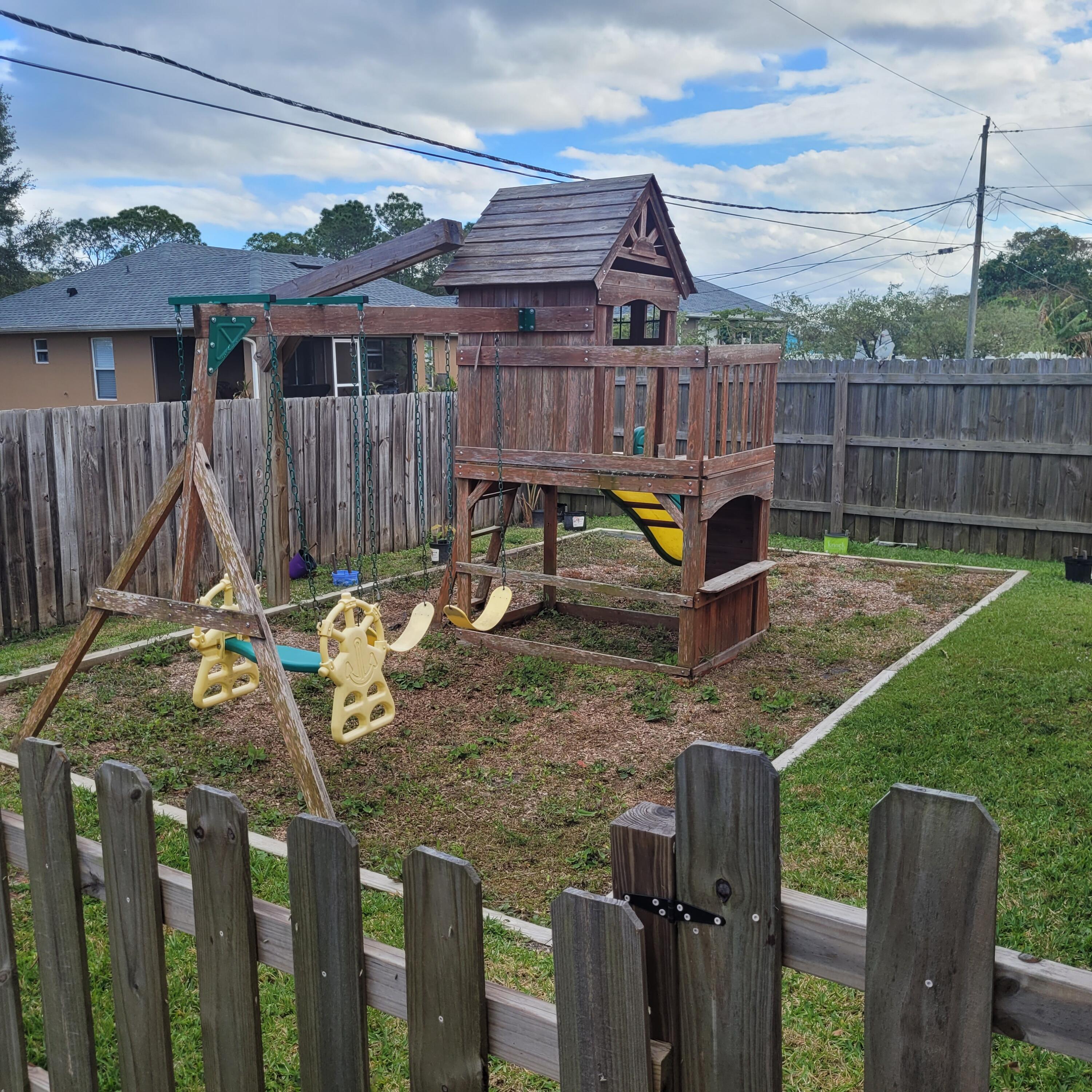 737 Atlantis Road SE