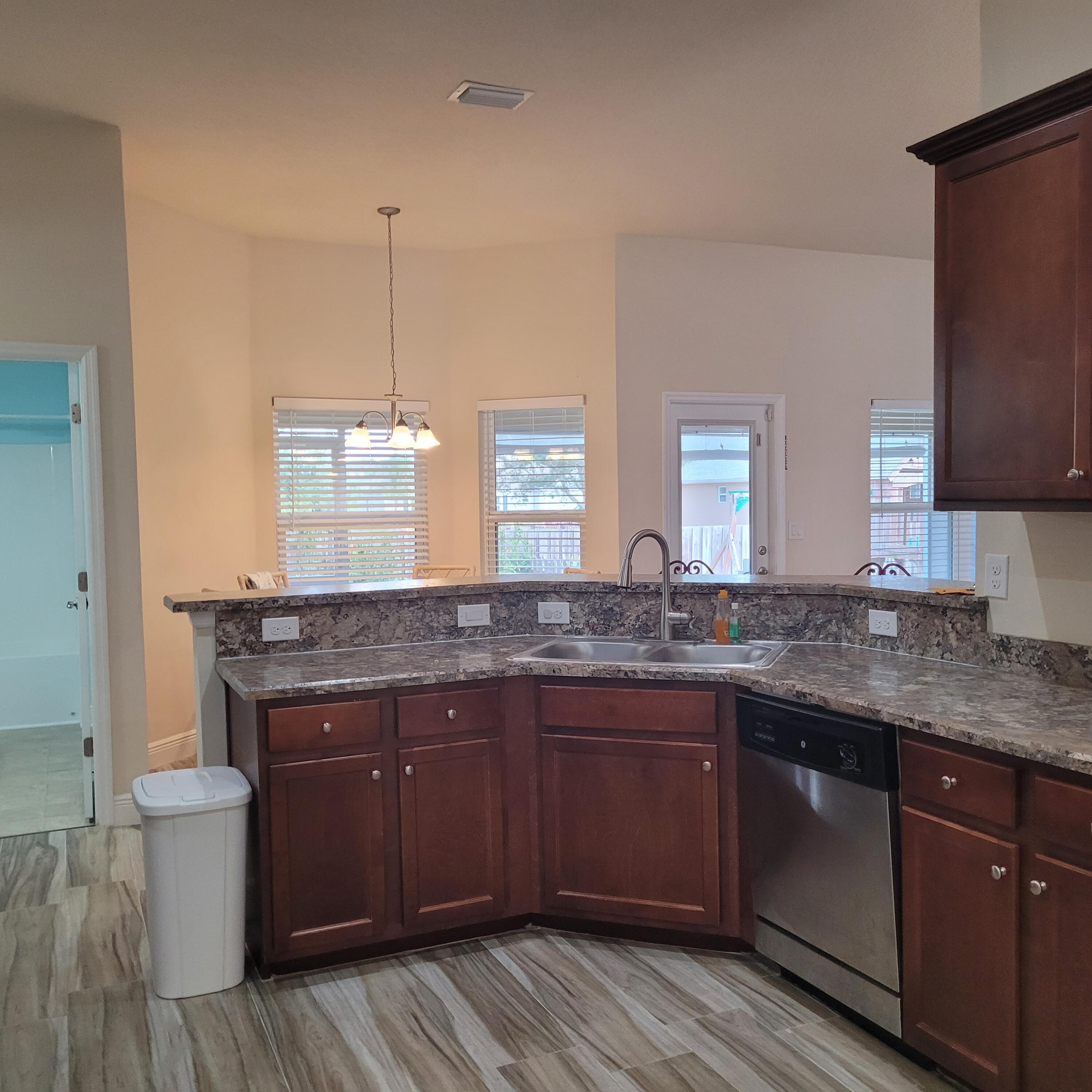 737 Atlantis Road SE