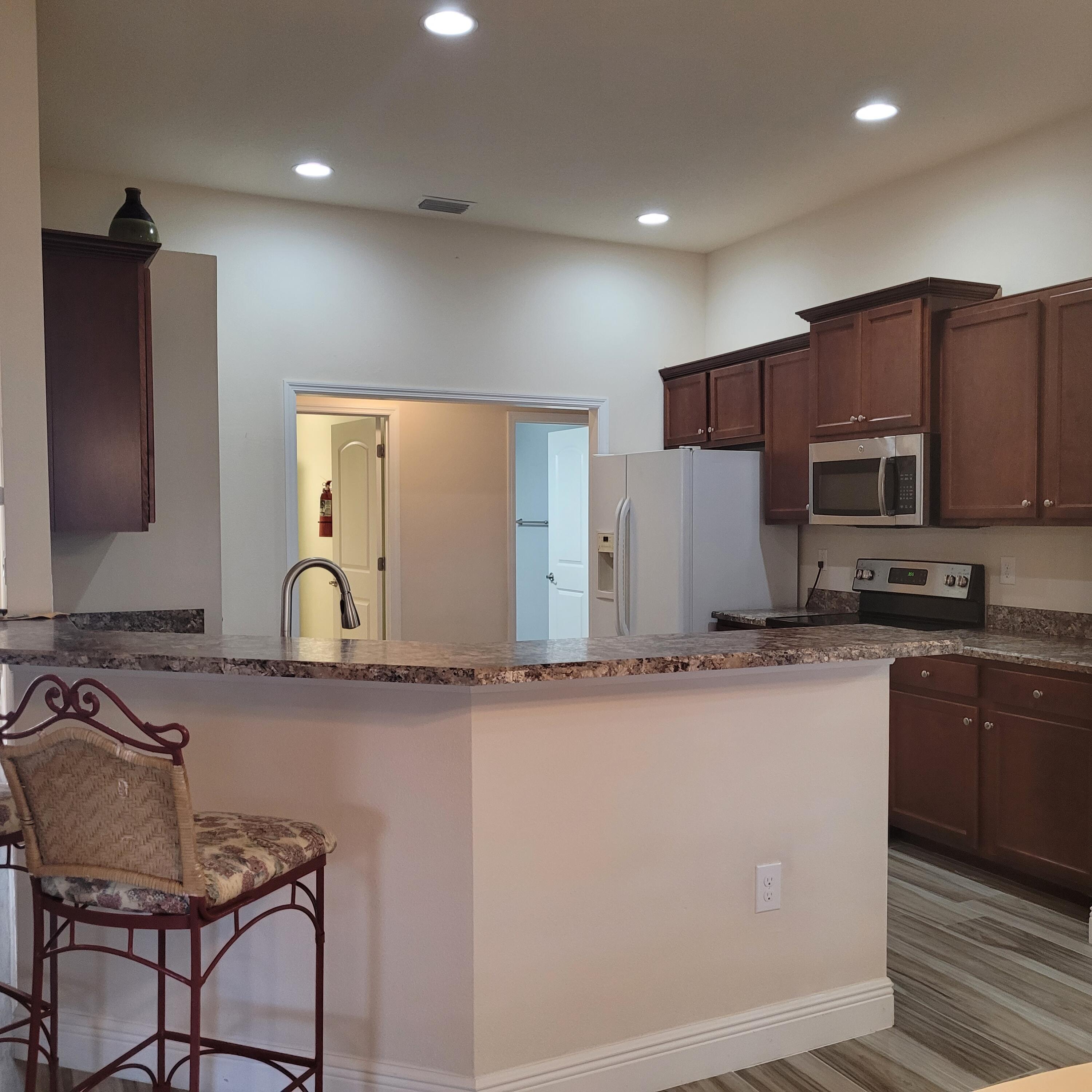 737 Atlantis Road SE