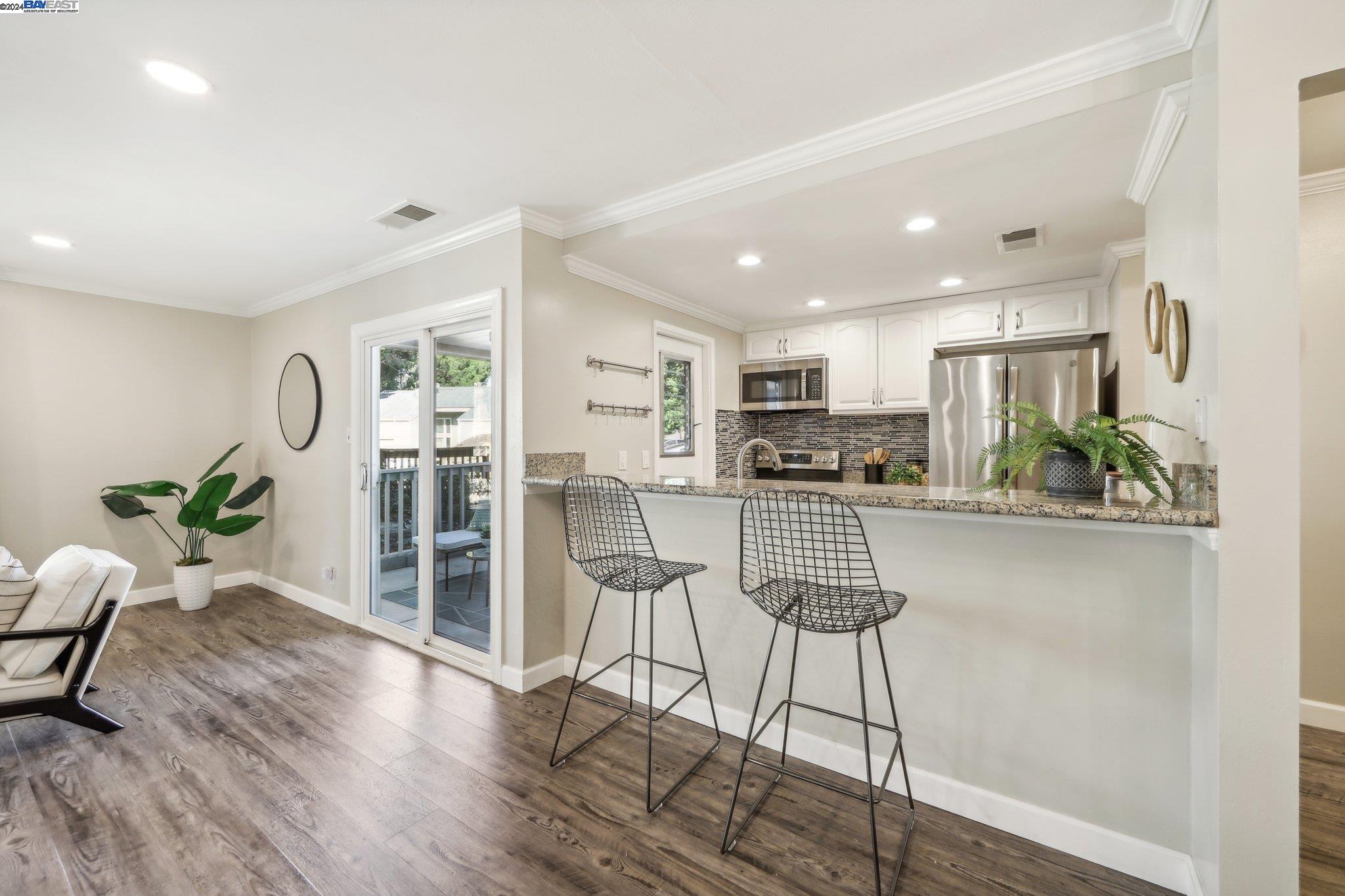 525 Ridgeview Court
