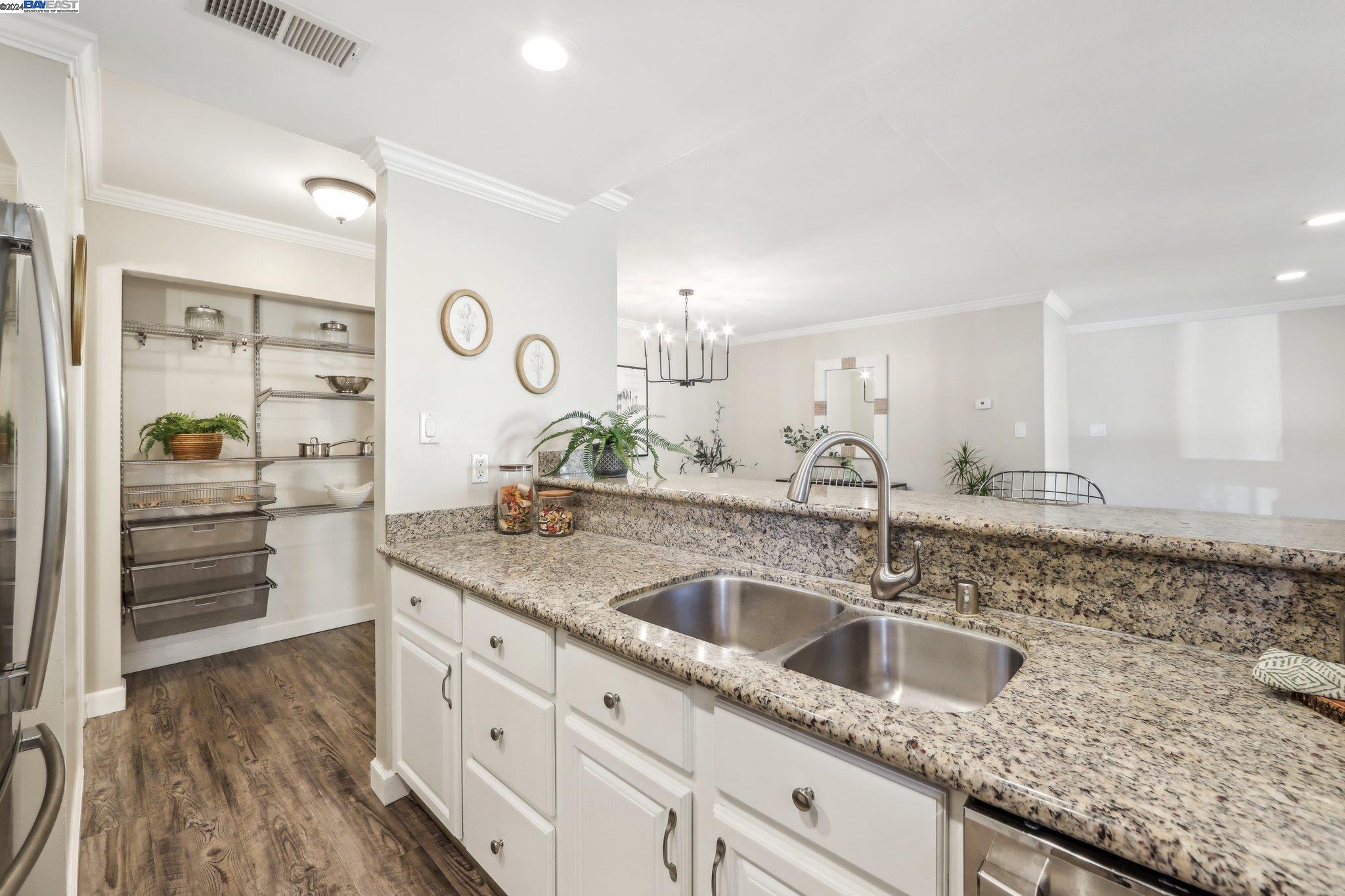 525 Ridgeview Court
