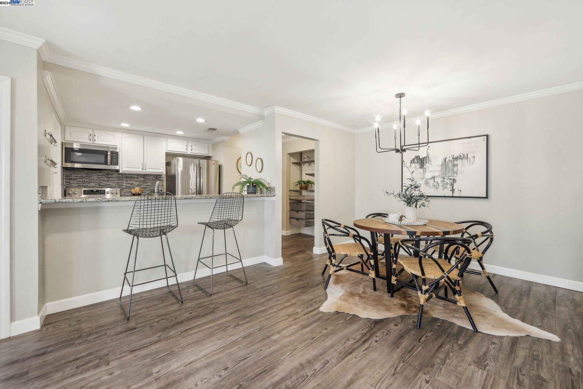 525 Ridgeview Court
