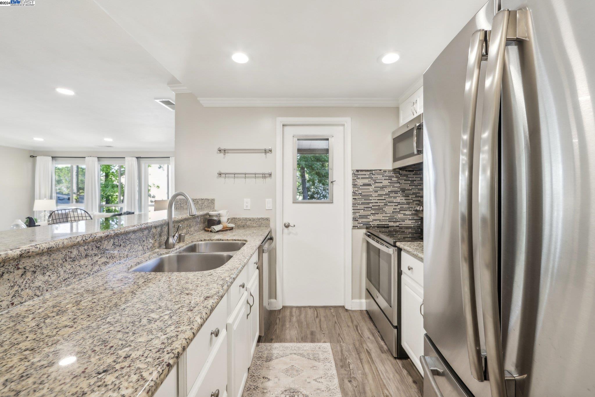 525 Ridgeview Court