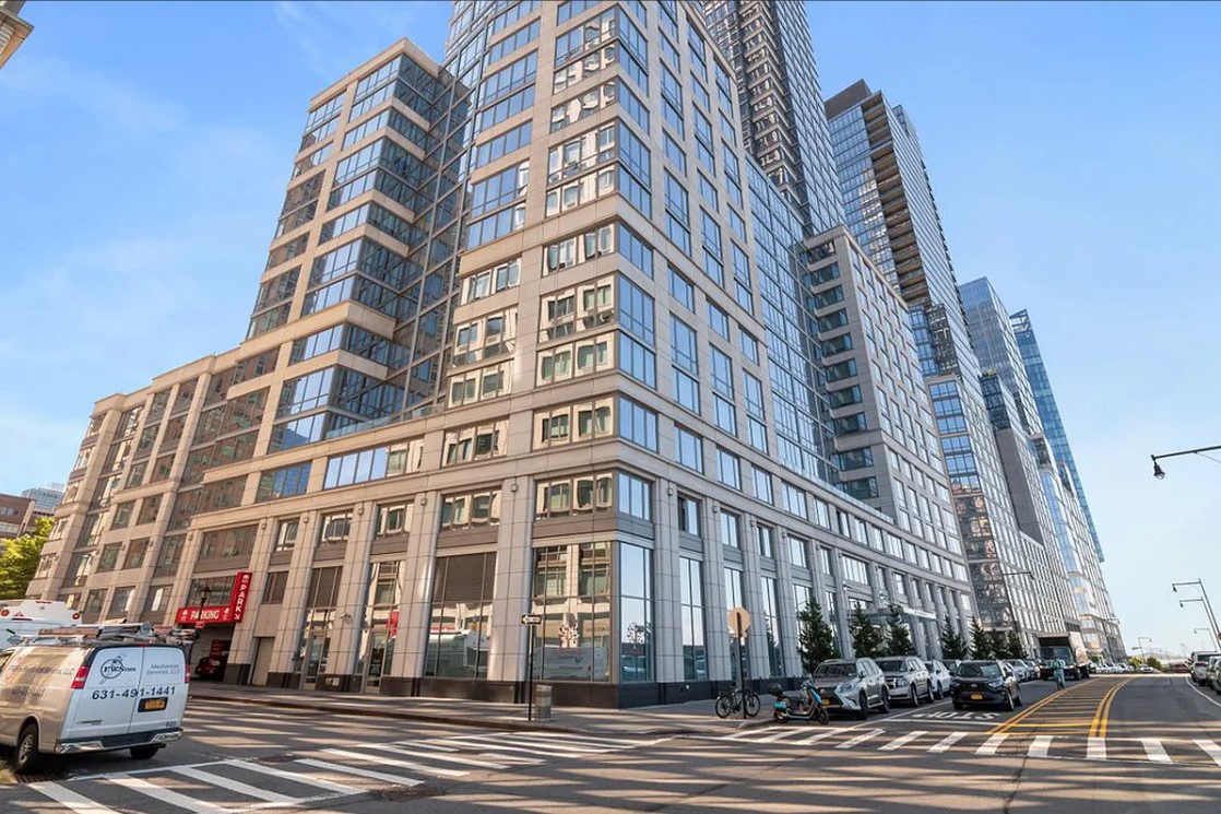 80 Riverside Boulevard PH-1B