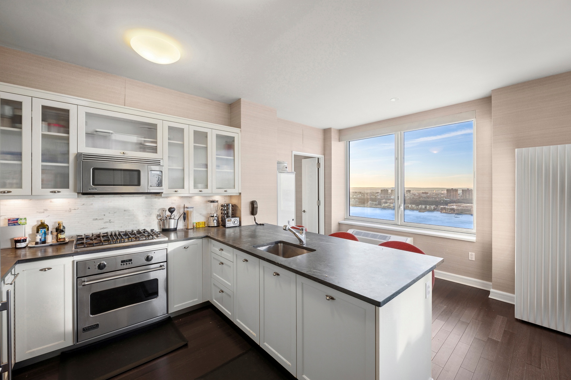 80 Riverside Boulevard PH-1B
