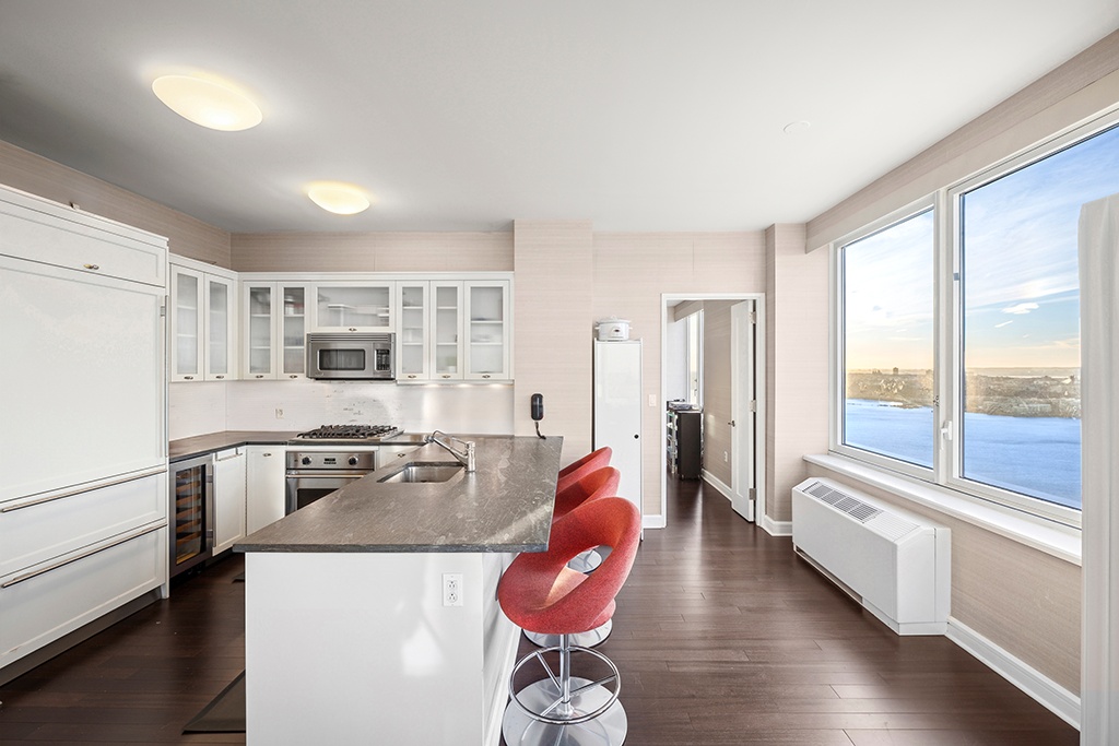 80 Riverside Boulevard PH-1B