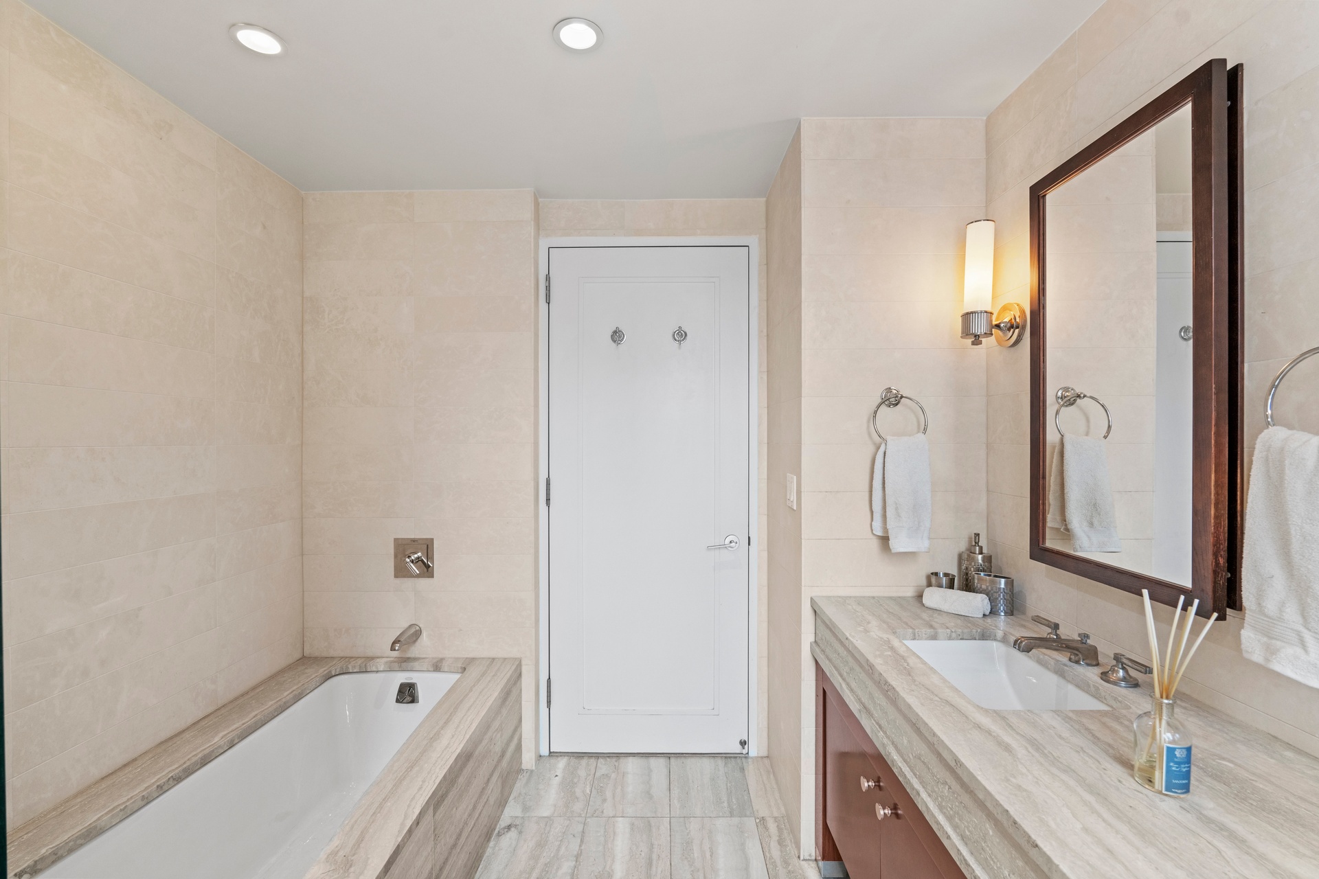 80 Riverside Boulevard 16-P